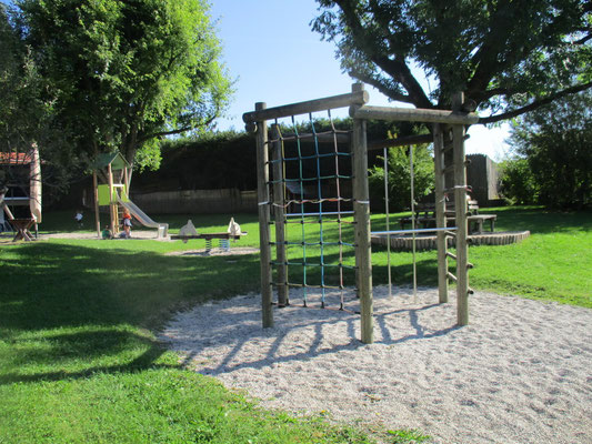 Klettergerüst mit Pferdewippe und kleiner Rutsche