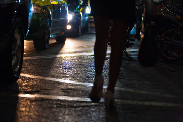 Prostitution ist ebenfalls strafbar und findet nur sehr versteckt statt. 