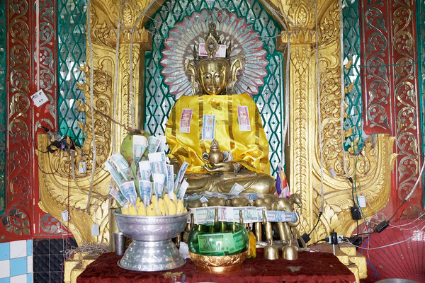 Buddha Statue auf dem Mount Popa
