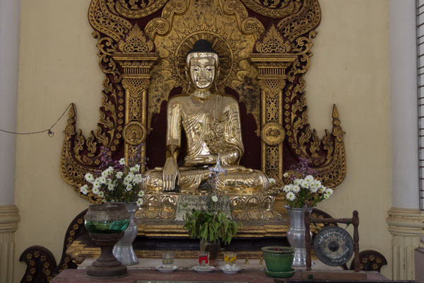 Buddha Statue in der Mahazedi Pagode.