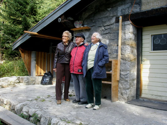 Ottilie & Josef Hümbeli mit Anni Gemperle im Foyer Bedretto!