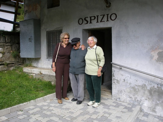 Ottilie & Josef Hümbeli mit Anni Gemperle im Foyer Bedretto!
