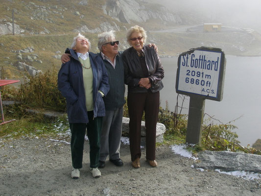 Ottilie & Josef Hümbeli mit Anni Gemperle auf dem Gotthardpass!