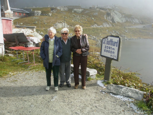 Ottilie & Josef Hümbeli mit Anni Gemperle auf dem Gotthardpass!