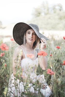 Engagementshooting Vor Der Hochzeit Mit Mohnblumen In Florsheim