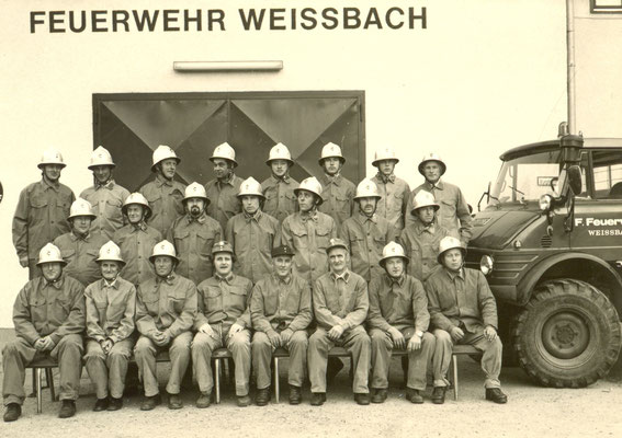 Feuerwehrmanschaft vor der Zeugstätte im Gemeindehaus, 1974