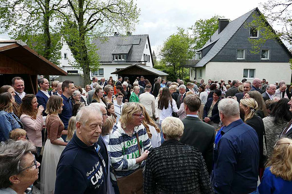 Nach der Hl. Messe Gratulationen auf dem Kirchplatz