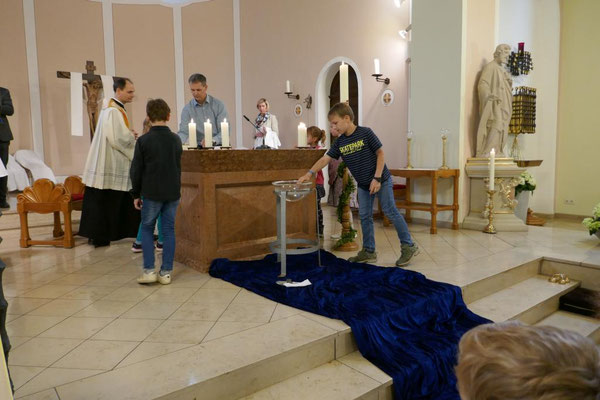 Kommunionkinder bekreuzigen sich...