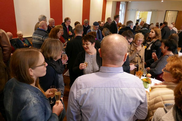 Gespräche vor den Reden der Offiziellen