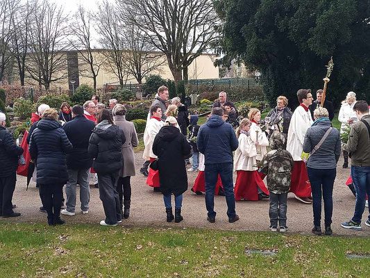 Prozessionsbeginn zur Kirche