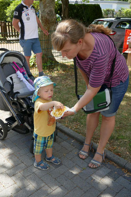 Beim Pommes-frites-Verzehr