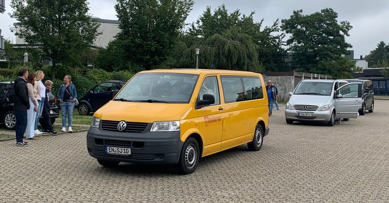 Start mit drei Bullis vom Parkplatz vor der alten Sporthalle aus