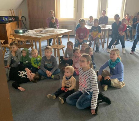 Während die Eltern dem Impulsvortrag lauschen, schauen die Kinder die Ostergeschichte auf DVD, bevor sie basteln dürfen