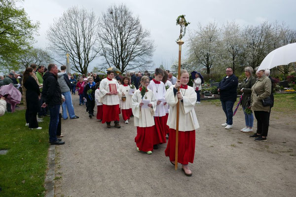 Ministranten und Ministrantinnen beim Prozessionsbeginn vom Friehof zur Kirche