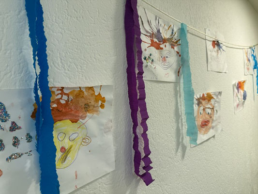 Foto zeigt eine mit selbst erstellten Gemälden verzierte Flur-Wand