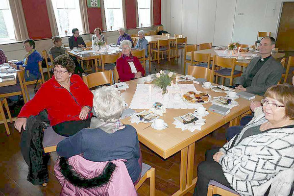 Gedankenaustausch bei Kaffee und Kuchen