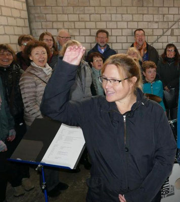 ... und die Dirigentin mit dem Chor