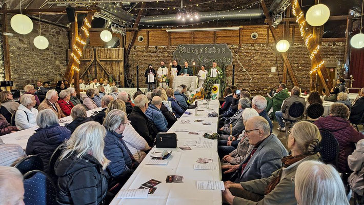 Gläubige in der Scheune