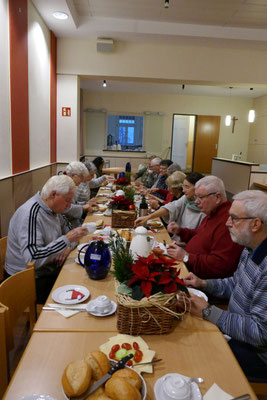 Beim Frühstück im Gemeindeheim