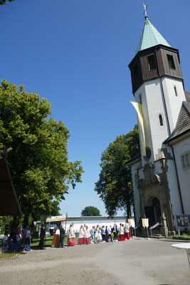 Einzug in die Kirche
