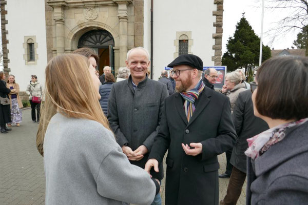 Schmelz nach der Festmesse auf dem Kirchplatz
