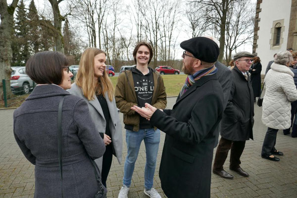 Schmelz nach der Festmesse auf dem Kirchplatz
