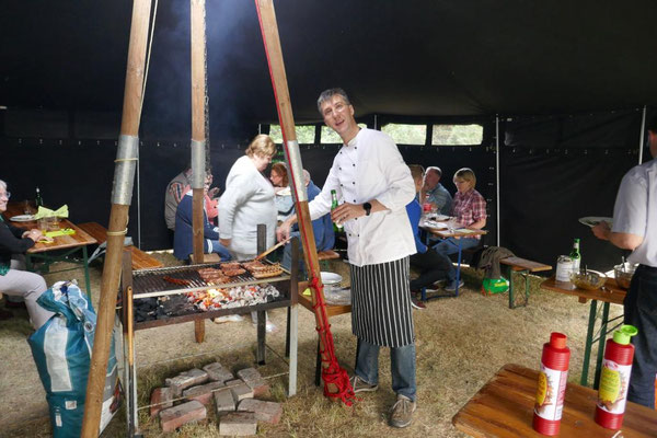 Bei der Grillgutausgabe