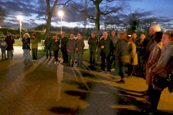 Gläubige vor der Messe auf dem Kirchplatz