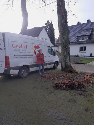 Beim Reinigen des Kirchplatzes vor dem Budenaufbau