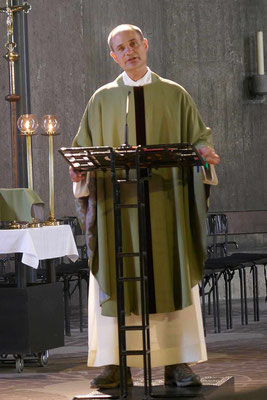 Pfarrer Holger Schmitz predigt in Anlehung an das Evangelium
