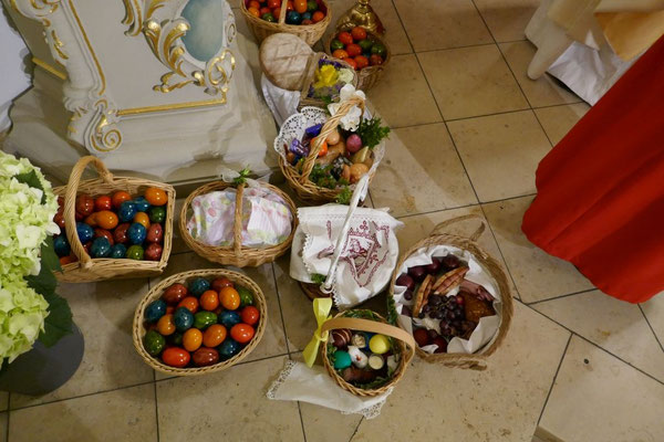Ostereier, die am Ende der Messe verteilt werden