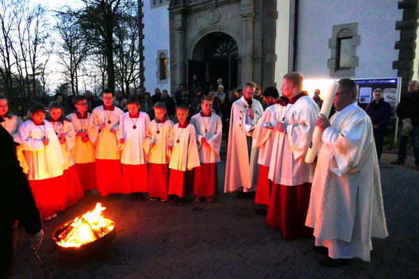 Bereitung der Osterkerze 2017