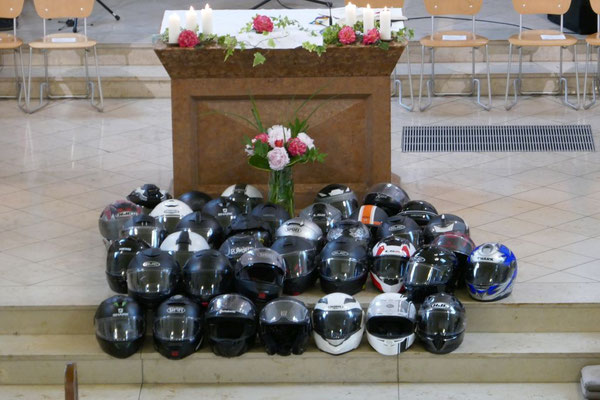 Motorradhelme vor dem Altar