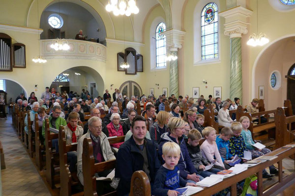 Familien mit ihren Kindern in der 11.15 Uhr-Messe