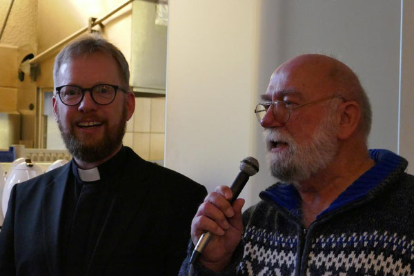 Ein Gläubiger der Gemeinde St. Januarius trägt ebenfalls seinen Dank vor...