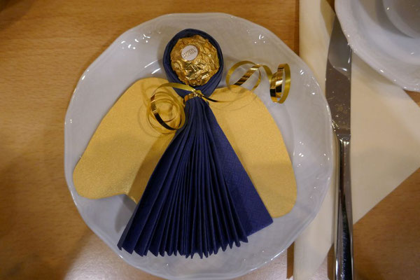 Der Engel als Tischschmuck an jedem Platz