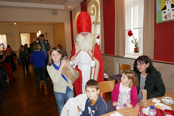 Der Nikolaus bringt den Kindern Geschenke