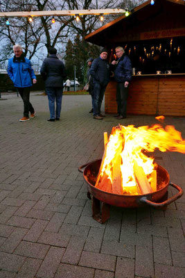 Das Weihnachtsmarktfeuer ist entzündet