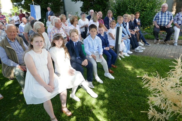 Erstkommunionkinder in der ersten Reihe
