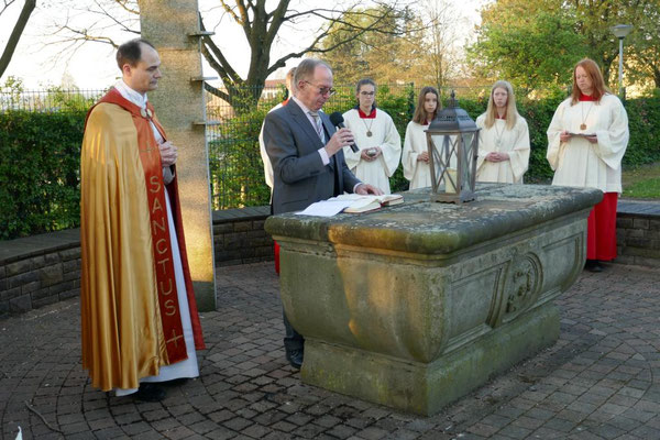 Franz Frerich trägt das Evangelium vor