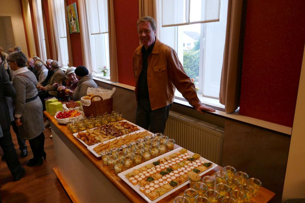 Thomas Fröschke assistiert beim kalten Buffet