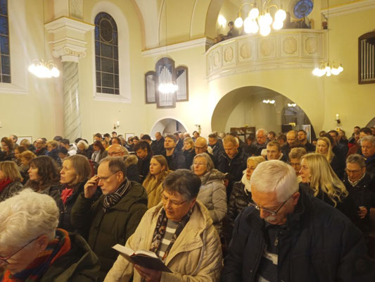 Die voll besetzte Kirche während der Christmette