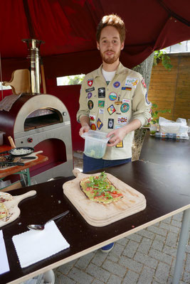 Pfadfinder vor Pizzaofen mit frischem Flammkuchen