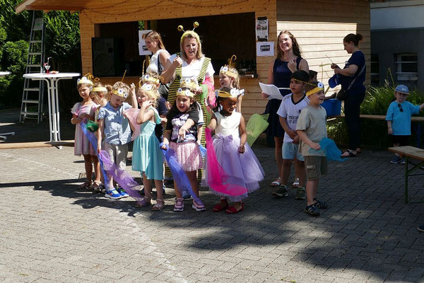 Kindergartenkinder eröffnen mit Singspielen das Gemeindefest