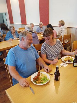 Beim Essen, Trinken und bei Gesprächen am Tisch