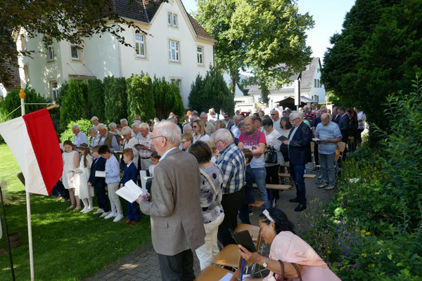 Gemeindemitglieder im Schatten der Blutbuche