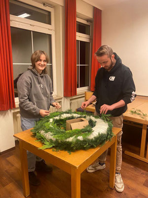 Beim Adventskranzstecken