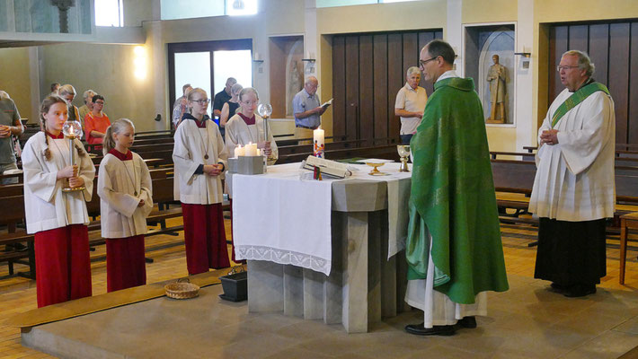 Messdienerdienst am Altar