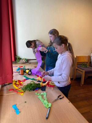 Kleingruppe beim Palmstockbasteln