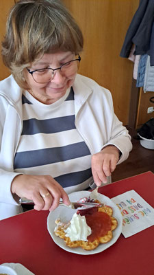 Und Frau Weber schmecken die Waffeln sichtlich